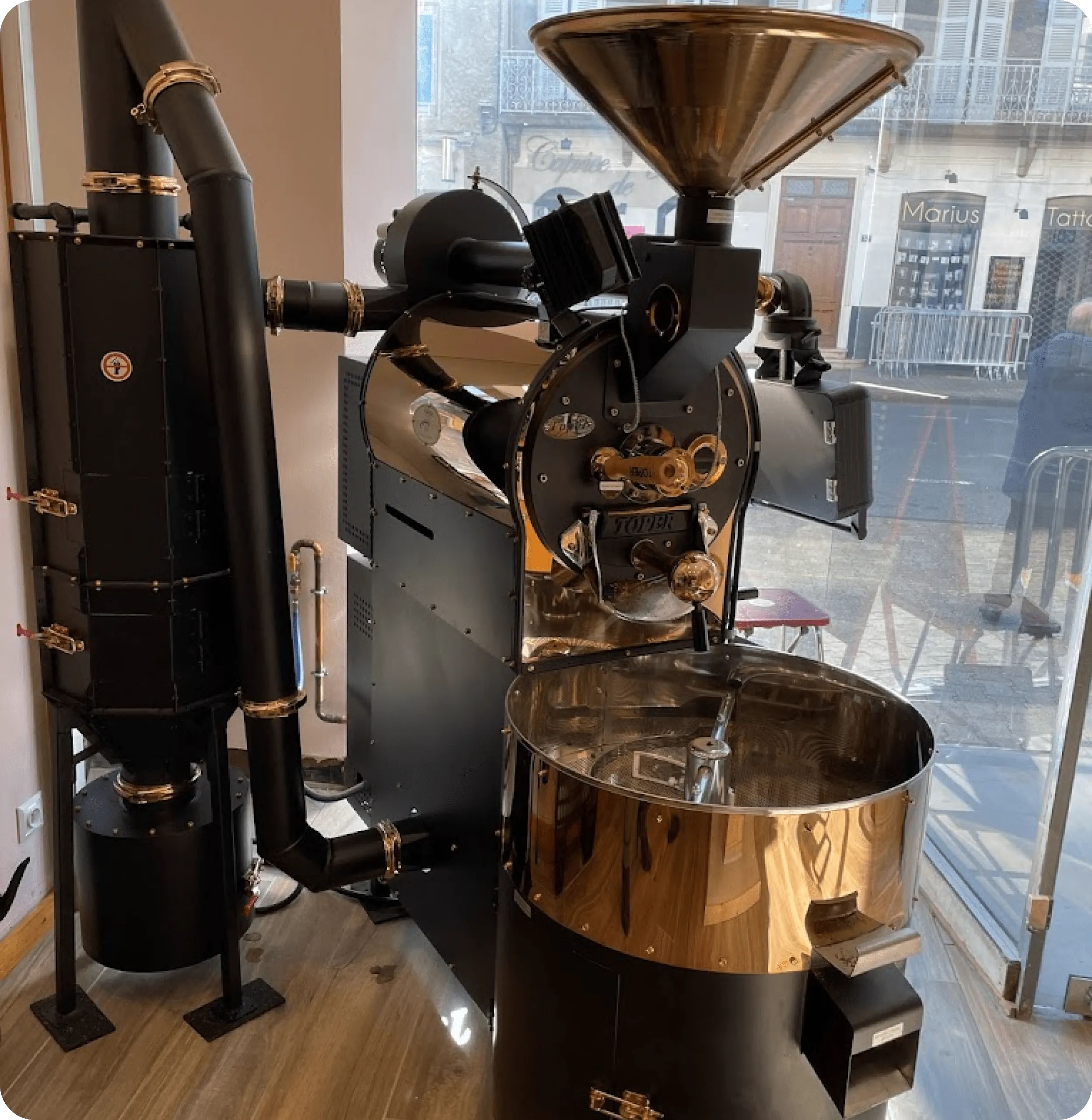 photo de la machine torréfactrice du magasin d'une histoire de café